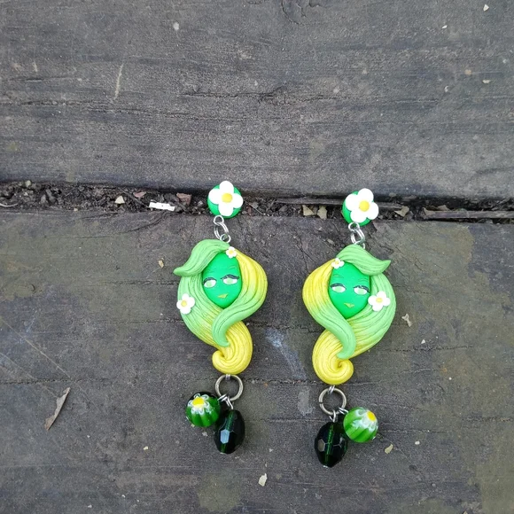 🍀🍃 Nouveau Lady 🍋🧣 Earrings - Picture 3 of 4